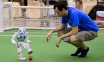 機械人可能和人類一起踢足球嗎？