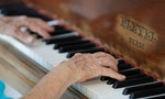 年過七十才學彈琴的老太太