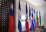 薩爾瓦多國旗（左2）仍置放在外交部內