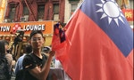 中國青年揮五星旗 紐約僑社