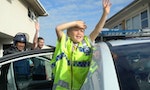 紐西蘭5歲男孩「報警」請警察來生日會，結果休班警來敲門