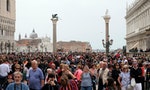 威尼斯新招應對「粗野」遊客：不准坐台階、三文治警察