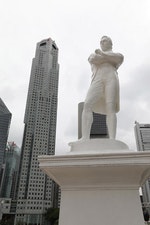 英國人萊佛士1819年登陸新加坡雕像