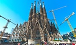 聖家堂 高第 BARCELONA, SPAIN 17 April: Tourists looking Sagrada Familia in 17.04.2011 in Barcelona, Spain. Expiatory Church of Holy Family (Sagrada Familia) by architect Gaudi, building is begun in 1882