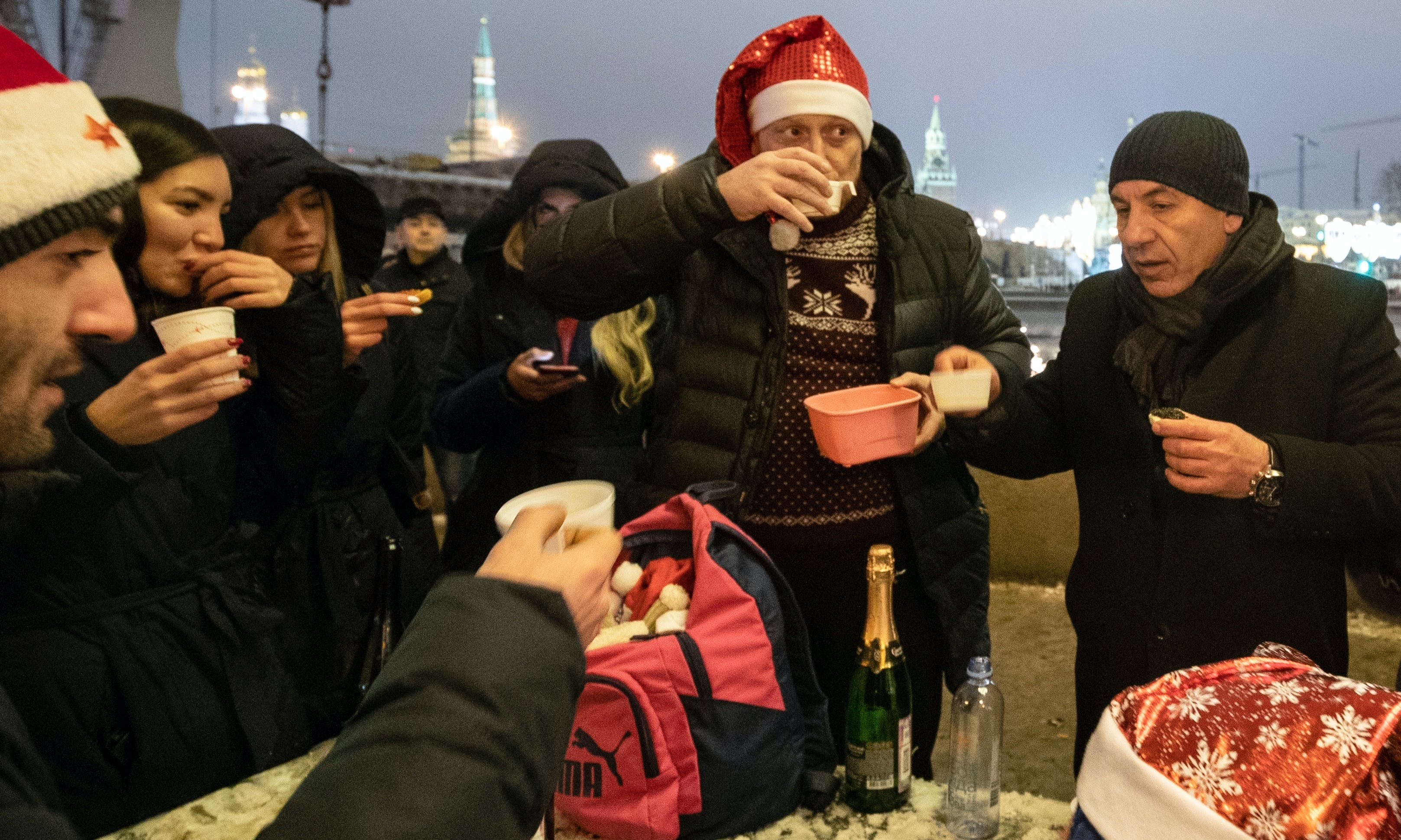 【外國人怎麼過新年】戰鬥民族吃魚子醬喝香檳，還要開電視聽普亭致詞