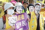 法稅改革聯盟成員戴V怪客面具參與抗議（1）