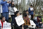 東華大學門禁管制惹議　學生封路抗議（1）