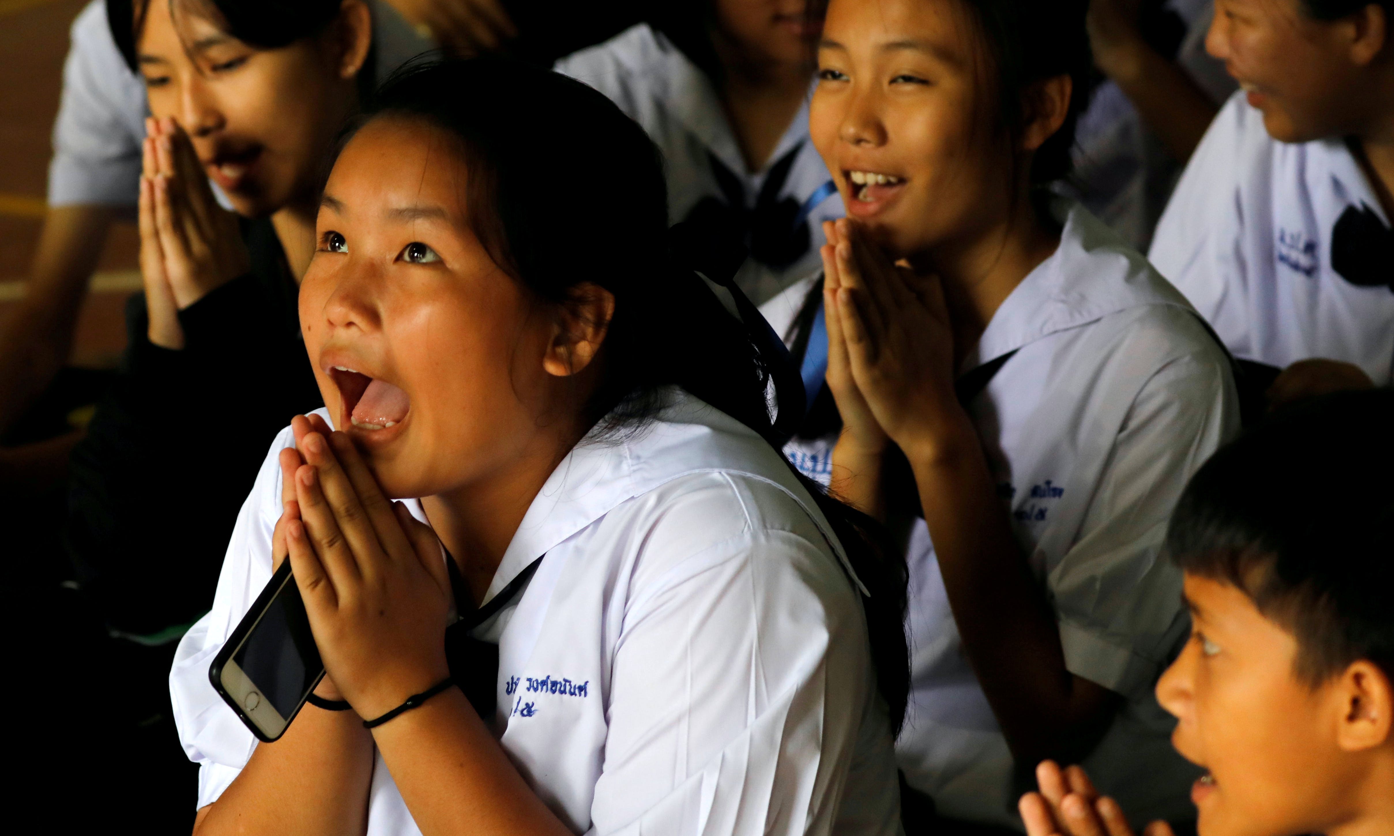 泰國「教師節」和「拜師節」：全國學子跪拜謝師、親手製作捧花