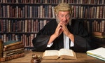 《我一定是頭腦有洞，才唸法律系》：檢察官、律師、法官的法袍顏色怎麼分？