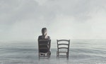 dream alone woman sitting next to her lover's empty chair - 圖片