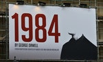 LONDON - MAY 30: View a billboard advertising Robert Icek and Ducan MacMillan's theatrical adaptation of George Orwell's Nineteen Eighty-Four on May 30, 2015 in London, UK. - 圖片