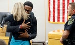 美國女警「走錯門」槍殺26歲非裔鄰居，死者親弟擁抱兇手並說「我原諒你」