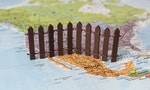 《牆的時代》：「好圍籬製造好鄰居」，它講出實體上和心理上無可避免的真實界線