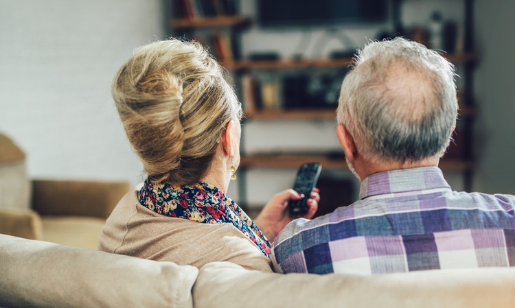 當長輩聽力下降、電視越轉越大聲，家人照顧時該如何協助？