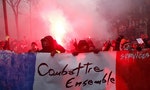 法國「無限期」大罷工登場：一天245場遊行、80萬人上街頭，直到馬克宏撤回年改