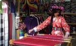 Mosuo_girl_weaver_in_Old_town_Lijiang