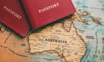 Two passports on map. Travel to Australia - 圖片