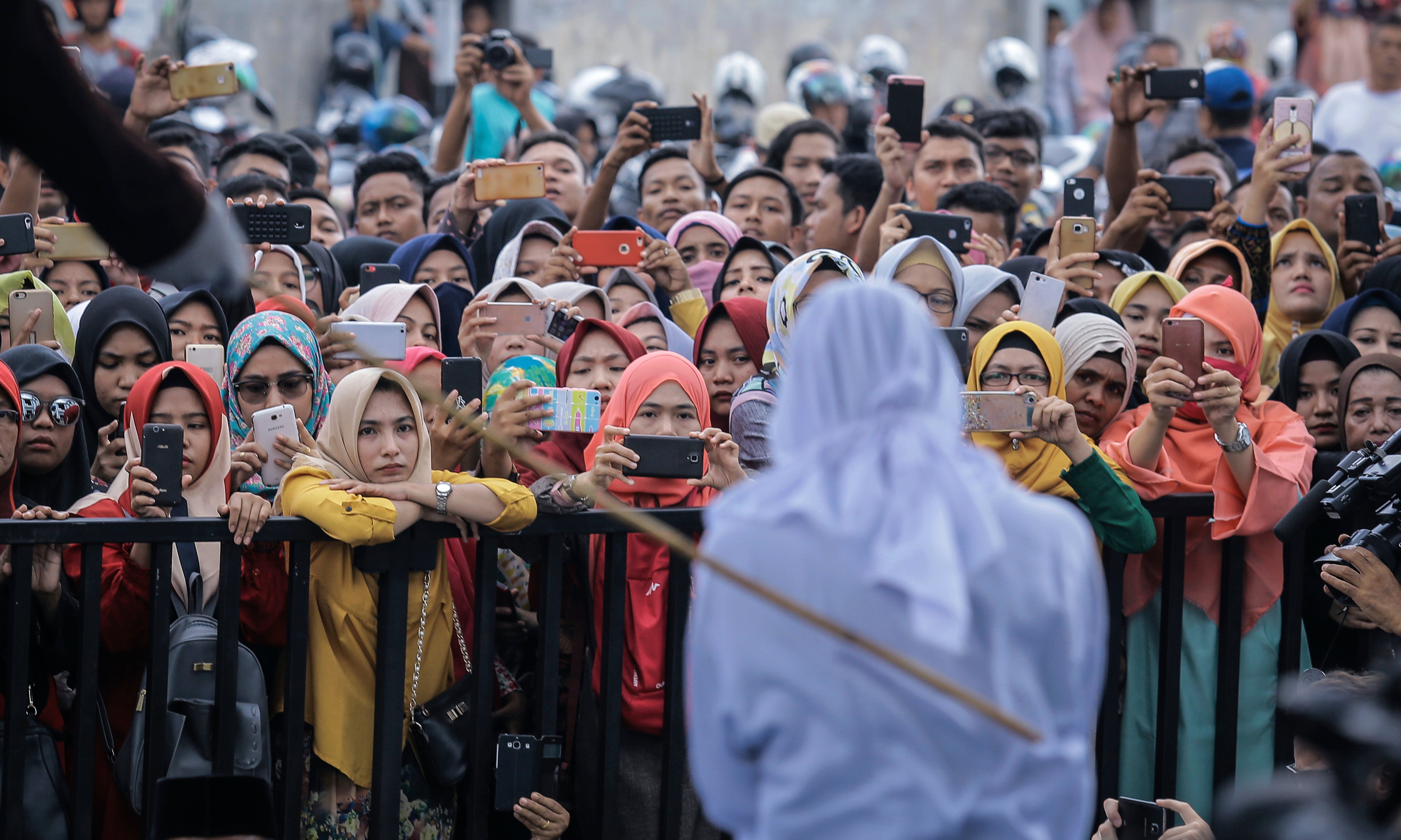 印尼亞齊情侶公眾場合擁抱被處鞭刑17下，數百人圍觀拍照