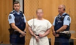 紐西蘭恐襲的「直播槍手」出庭　沉默擺「白人力量」手勢
