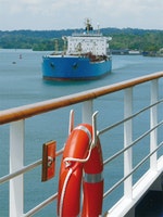 p_16_船正通過著名航道連接連接太平洋與大西洋的巴拿馬運河，前進加勒比海／_P