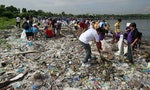 每天丟棄約4800萬塑膠袋成垃圾大國，菲議員提議回收塑膠可換米或現金