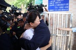 傅崐萁出獄和妻子擁抱