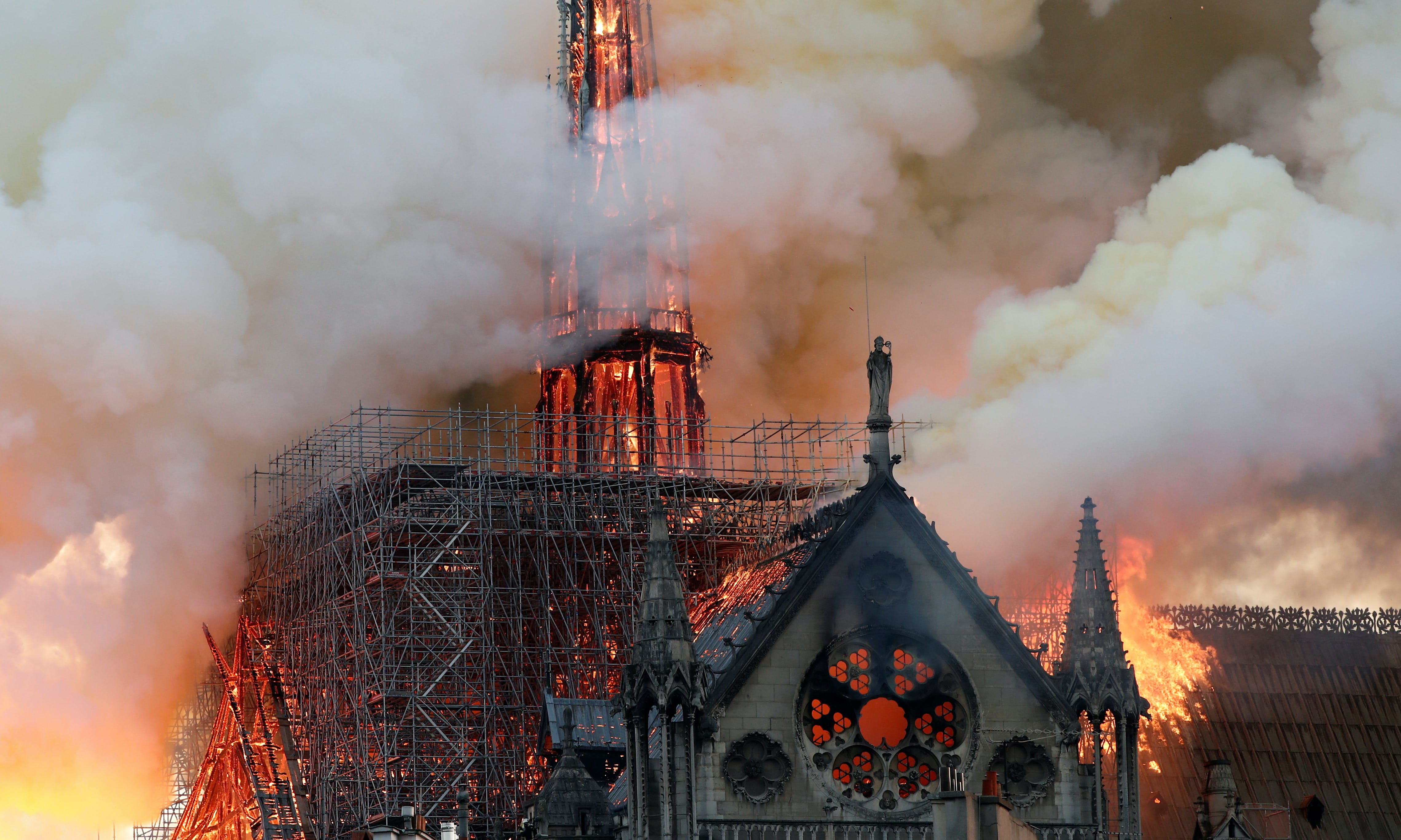 【圖輯】856年歷史的「巴黎之心」聖母院燃起大火，上千法國民眾齊唱「聖母頌」