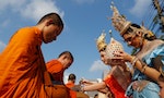 潑水節不只潑水：泰國人赴佛寺堆沙塔、各地舉辦選美比賽