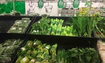 致力於減少塑膠袋，越南超市使用香蕉葉包裹蔬菜