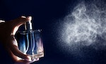 Woman spraying perfume on dark background, closeup - 圖片