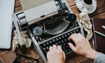 Writer typing with retro writing machine. View from above. - 圖片 typewriter