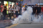 香港反送中　港警發射催淚彈驅離民眾（2）