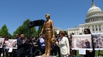 天安門坦克人雕像  美國會山莊前揭幕
