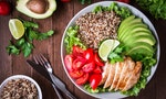 Healthy salad plate with quinoa, cherry tomatoes, chicken, avocado, lime and mixed greens, lettuce, parsley on wooden background top view. Food and health. Superfood meal. - 圖片