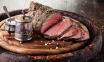 烤牛肉 Roast beef on cutting board with saltcellar and pepper mill - 圖片