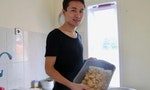 阿富汗難民在印尼：他受聯合國難民署培訓，以炸洋芋片創業養活自己