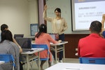 圖二、好優數位創辦人張瑋容老師以互動式教學帶領學員學習撰寫新聞稿。