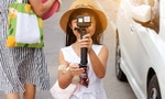 Asian child girls tourists are using action cam to record events while she is traveling to go to social media. - 圖片