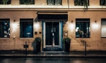 離開巴黎前，再享受一次這座城市的浪漫午夜：鑲嵌在街巷裡的藍寶石公寓