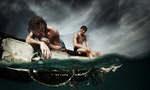 Two men floating in a sea with sad faces and wounds on a body - 圖片