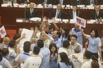 促韓國瑜辭職  高市藍綠議員爆肢體衝突（2）
