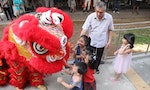 新加坡工商喜慶舞獅團　小朋友超興奮