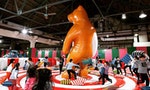 攀上月兔的肚皮、和大熊打一場枕頭戰：《黃色小鴨》藝術家打造了一座療癒動物園