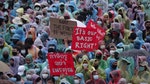 泰國反政府示威者高舉抗議標語