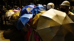 泰國抗議民眾撐起雨傘備戰