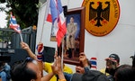 泰國會召開特別會議，示威者赴德國駐泰使館呼籲調查泰王在德行使權力