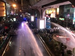 泰國民眾曼谷鬧區抗爭　遭警方以水柱驅離