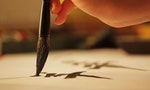 書法 Close up on hand holding brush while writing calligraphy