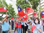 雙十國慶　高市民眾街頭揮舞國旗（1）