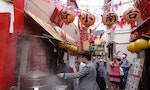 吃滷肉飯、拜月老，日本遊客「偽出國」治療台灣失落症